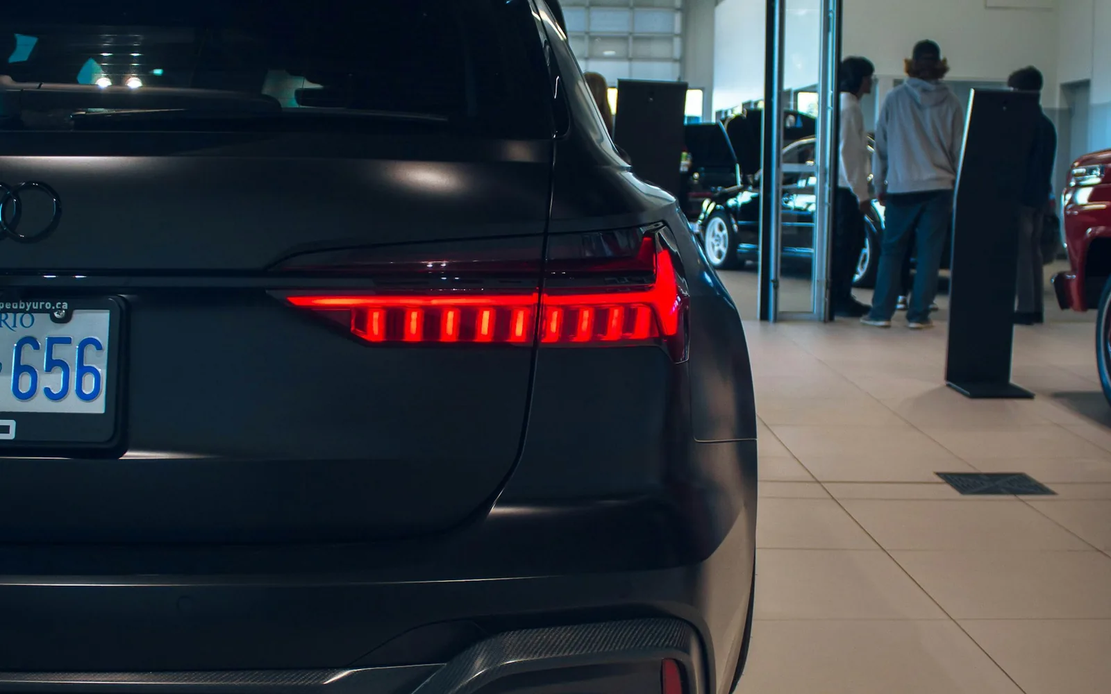Siyah Audi RS6 — showroom vitrin