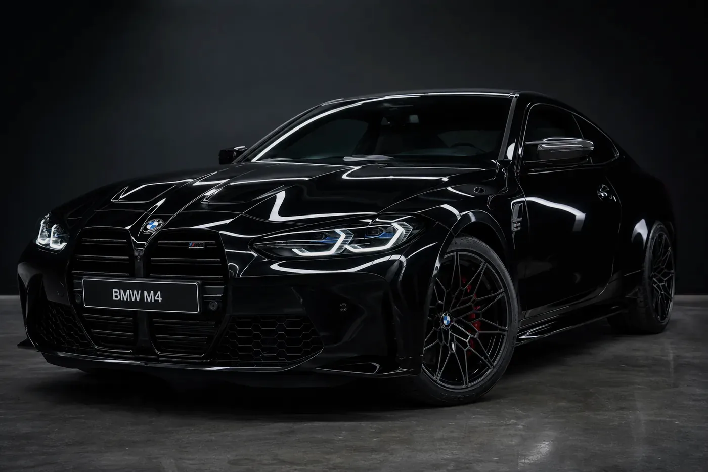 Siyah BMW M4 — karanlık stüdyo vitrin