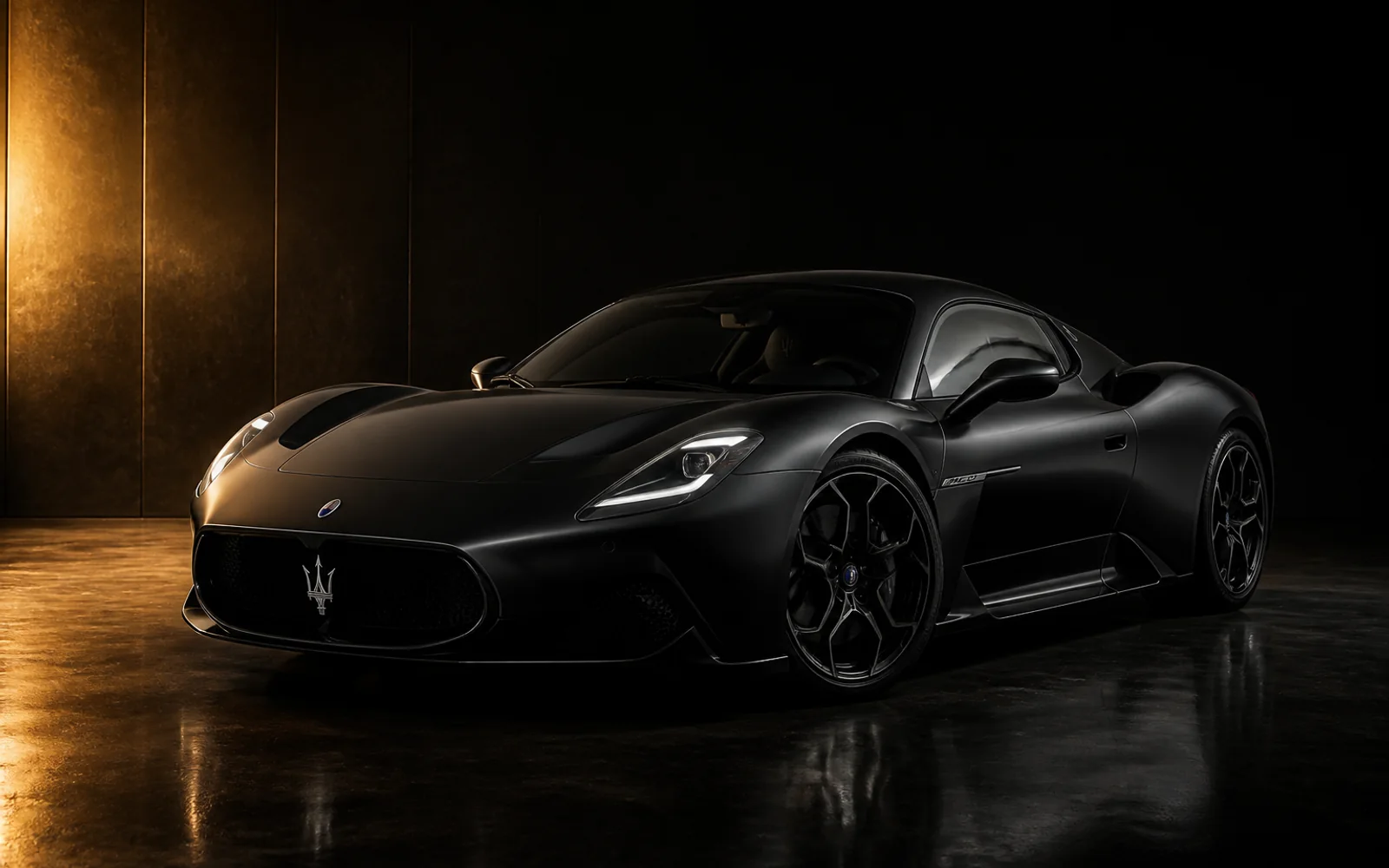 Siyah Maserati — lüks spor vitrin